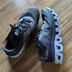 On Cloud Running Shoes Cloudflow4 Women’s size 8